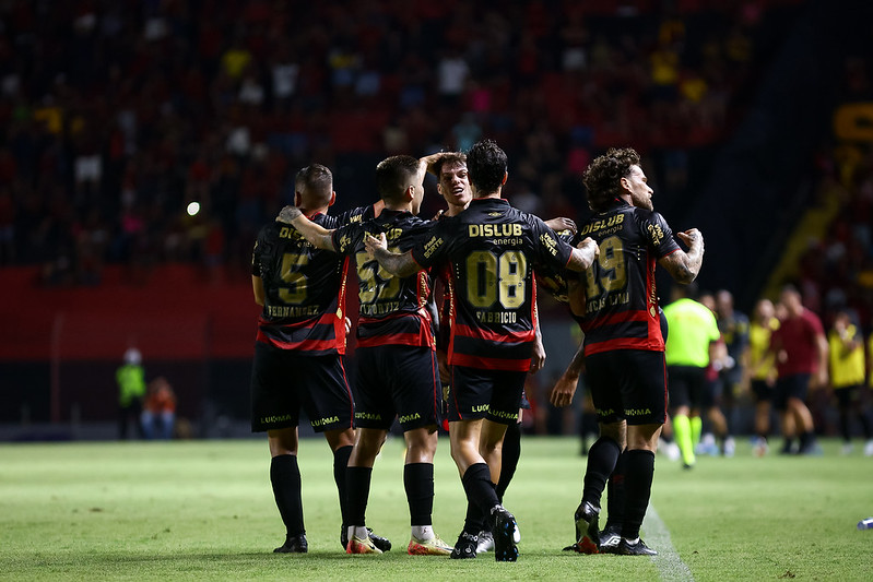 Atletas celebram gol de Barletta para o Sport sobre o Botafogo-SP