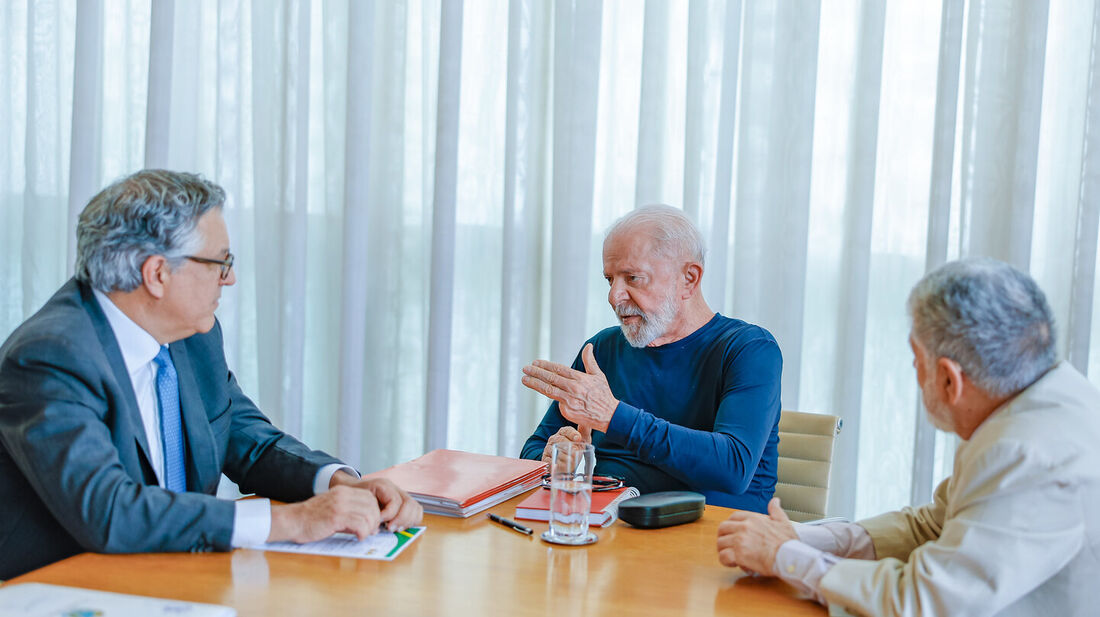 Presidente da República, Luiz Inácio Lula da Silva, durante reunião com o Assessor-Chefe da Assessoria Especial do Presidente da República, Celso Amorim e o Ministro-chefe da Secretaria de Relações Institucionais, Alexandre Padilha, no Palácio da Alvorada