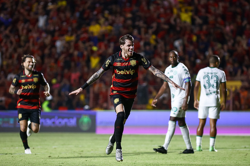 Barletta celebra seu gol diante do Guarani