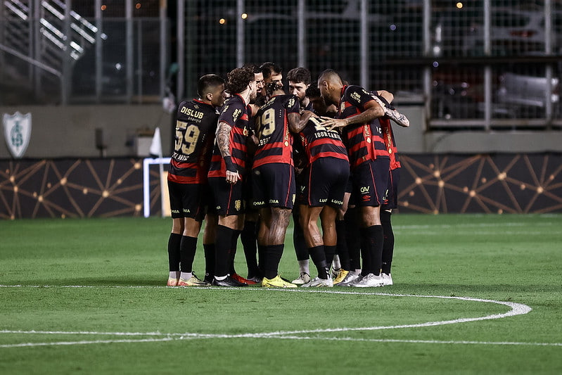 Jogadores do Sport reunidos durante jogo com o América-MG