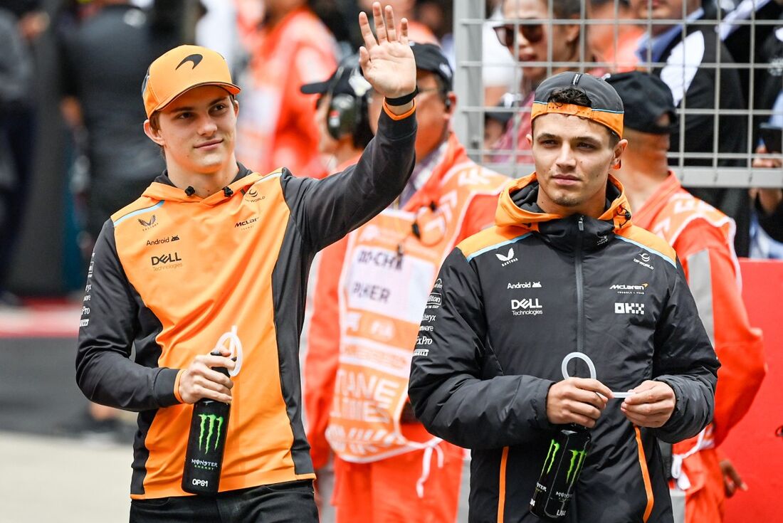 Oscar Piastri, à esquerda, e Lando Norris, à direita