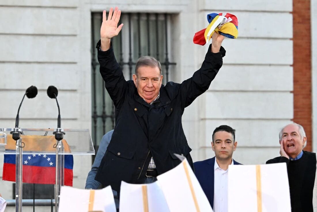 O candidato presidencial da oposição venezuelana Edmundo Gonzalez Urrutia acena do palco durante uma manifestação após um chamado para protestos globais contra os resultados da disputada eleição na Venezuela