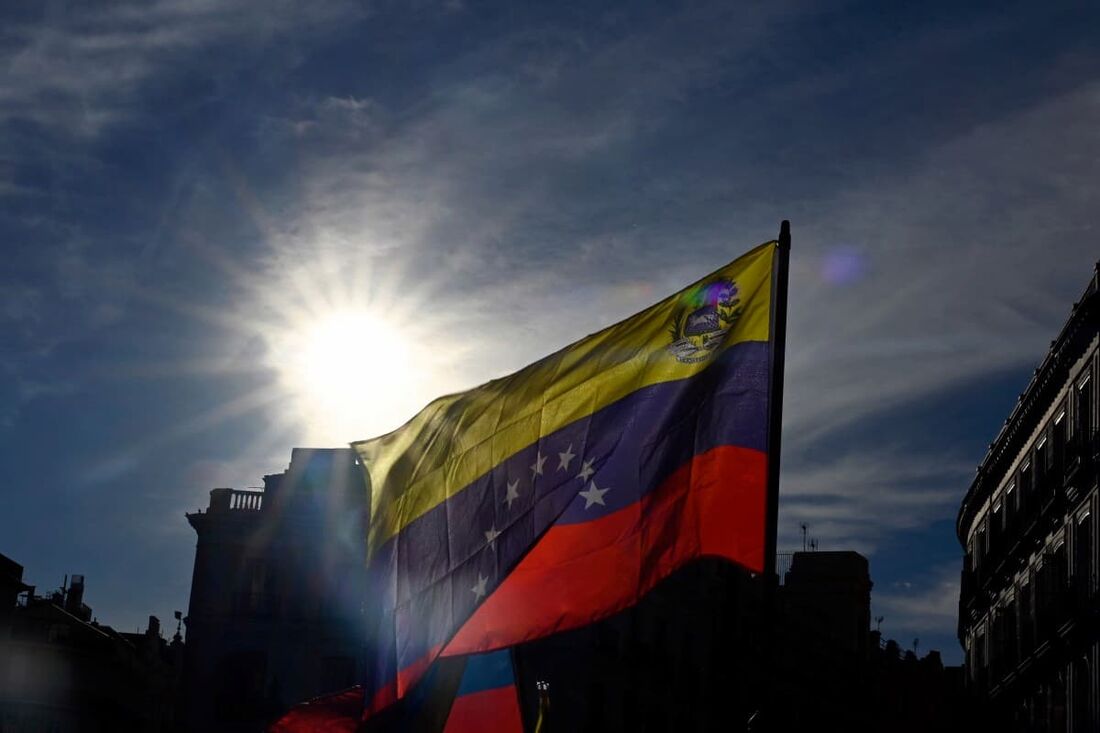 Manifestantes agitam bandeiras venezuelanas durante uma manifestação após um chamado para protestos globais contra os resultados da disputada eleição na Venezuela