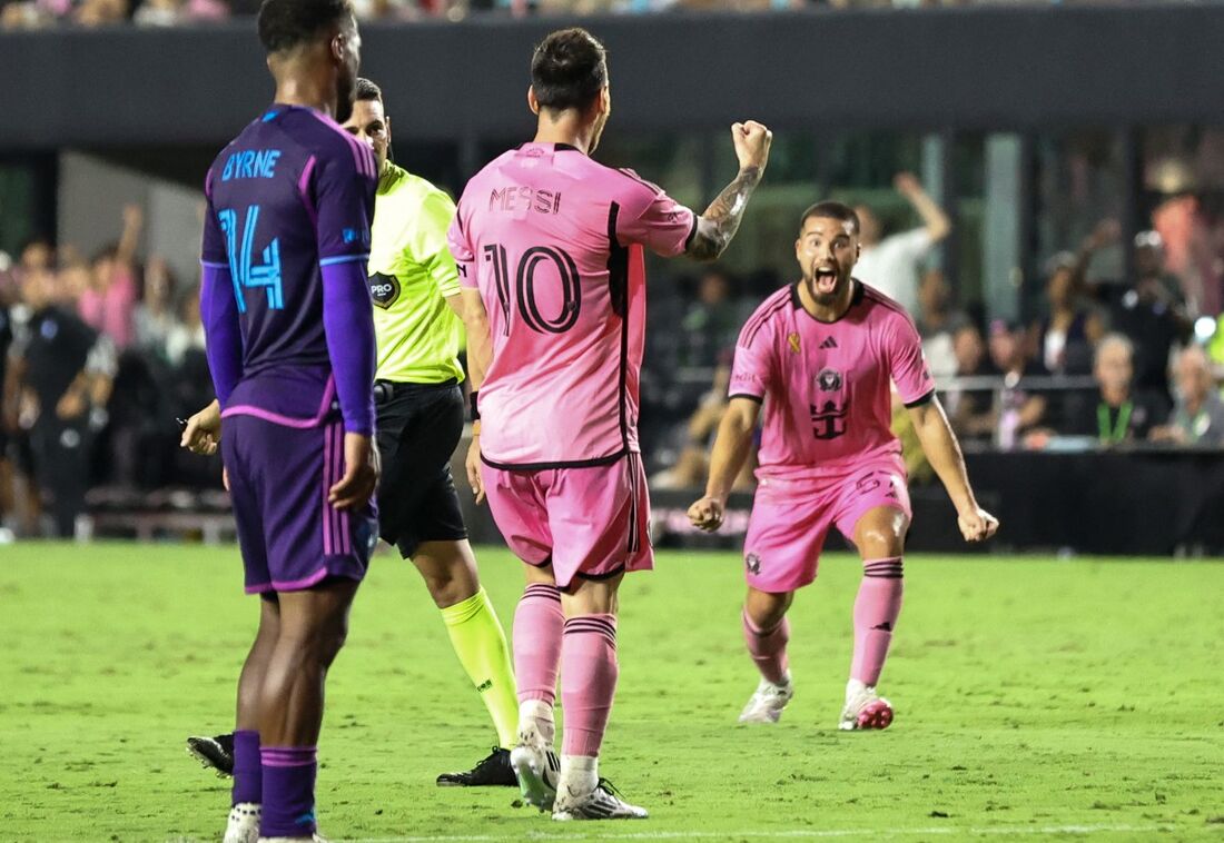 Messi comemora final da partida junto a companheiro de Inter Miami