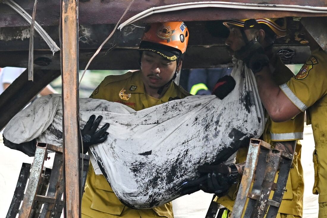 Incêndio em ônibus escolar deixa vários mortos na Tailândia