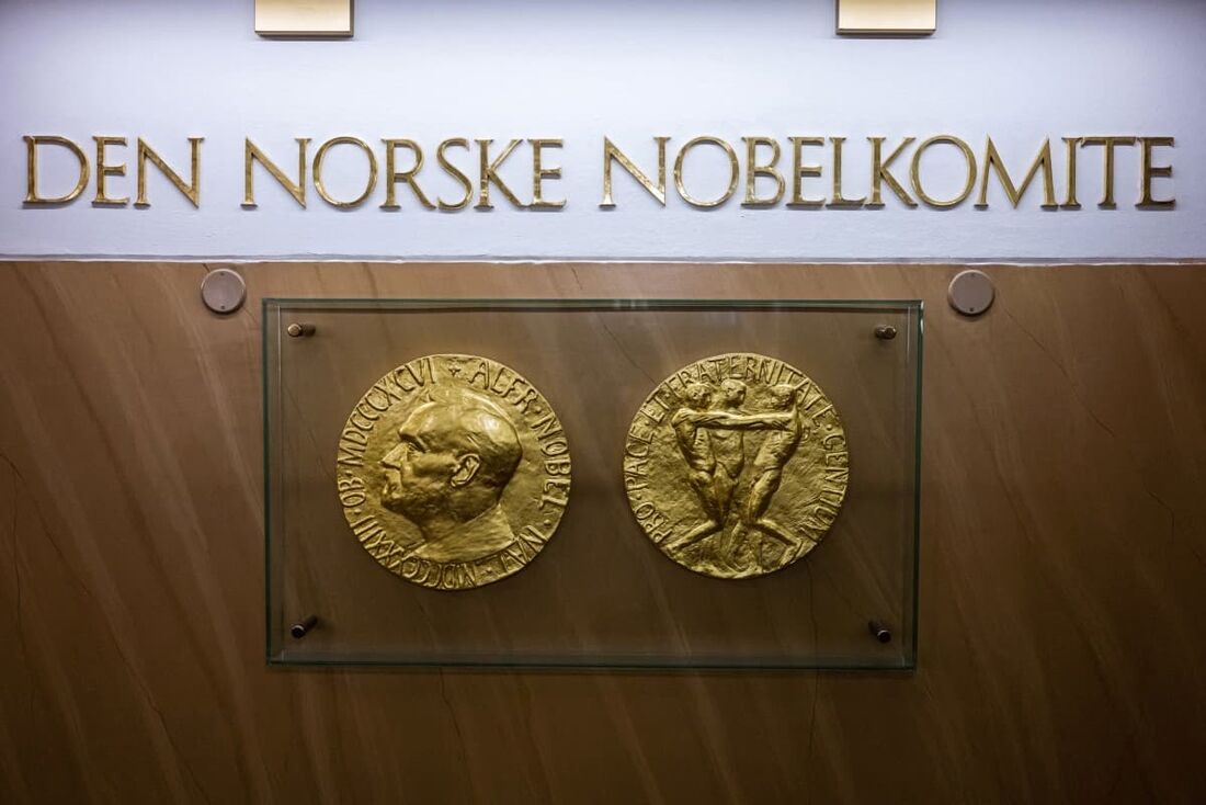 Réplicas do anverso e do reverso da medalha do Prêmio Nobel da Paz exibida no Instituto Nobel Norueguês.