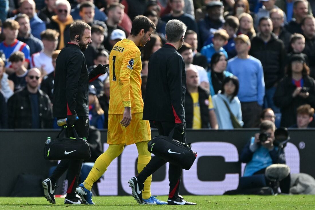 Alisson sai lesionado do jogo contra o Crystal Palace