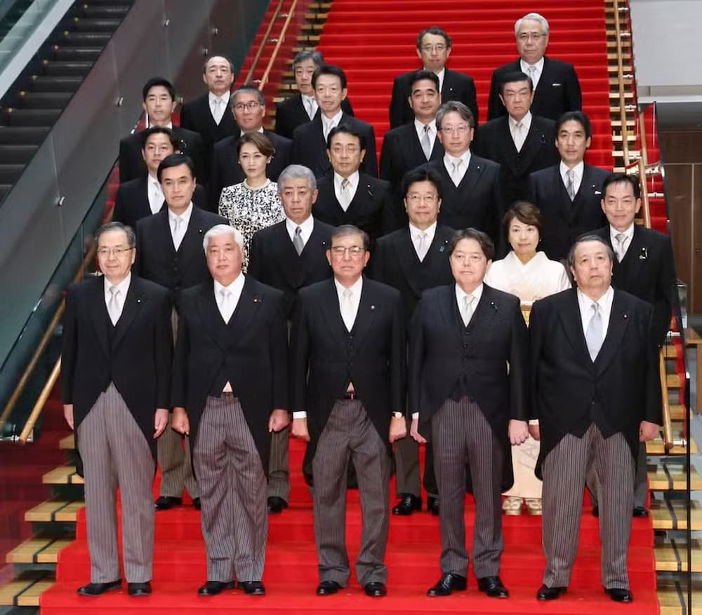 Governo do Japão admitiu ter manipulado foto oficial do novo Gabinete para fazer seus membros parecerem menos desleixados 