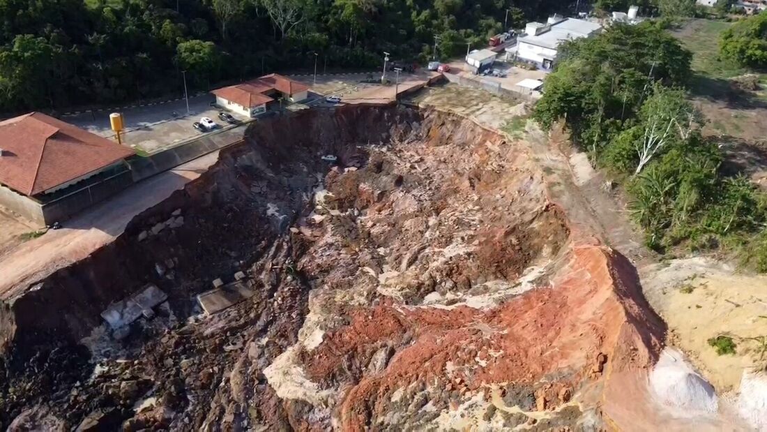 Socorristas buscam criança desaparecida após deslizamento em Manacapuru, no Amazonas