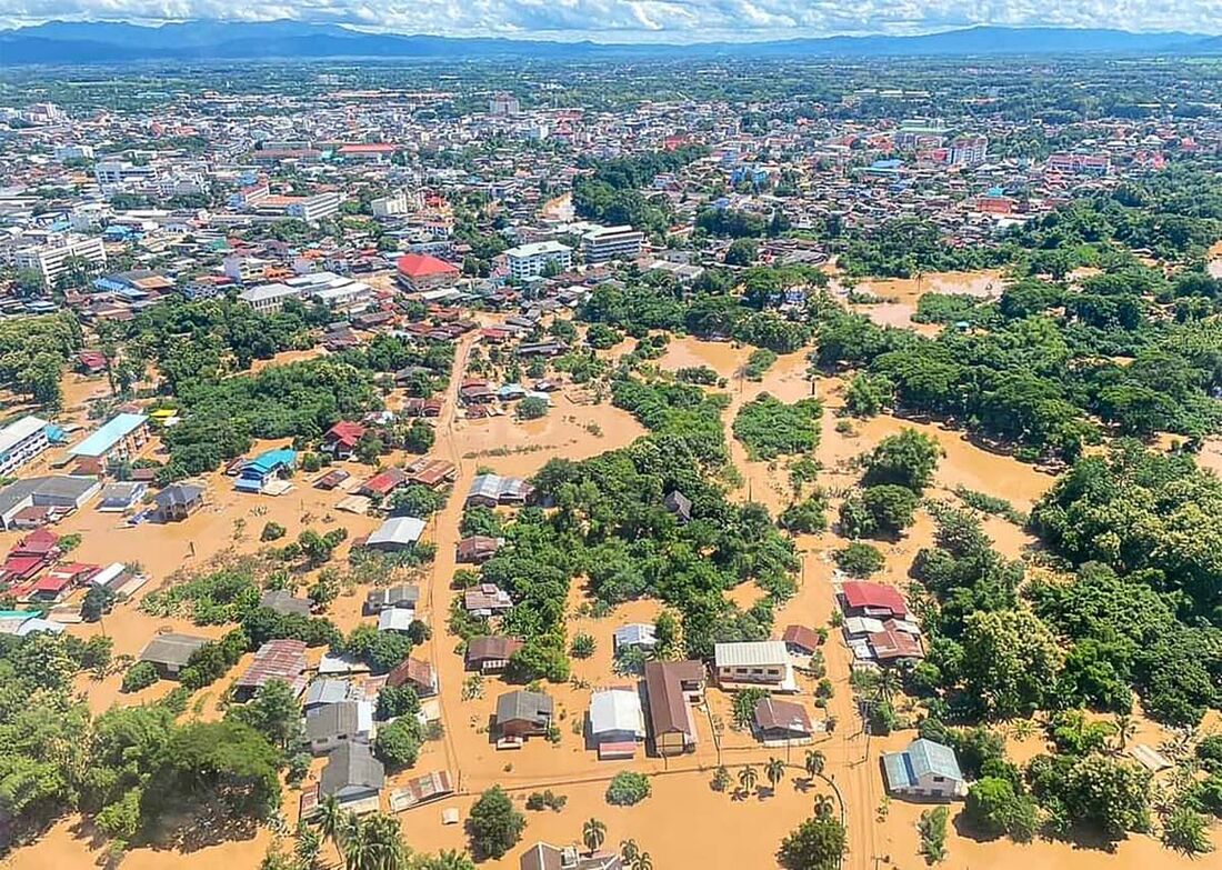 Casas parcialmente submersas após enchentes na província de Phrae, norte da Tailândia