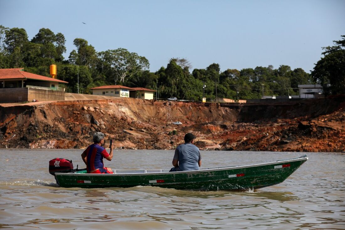 Autoridades resgataram os corpos de uma menina de 6 anos e de um adulto que desapareceram após um deslizamento de terra no Amazonas