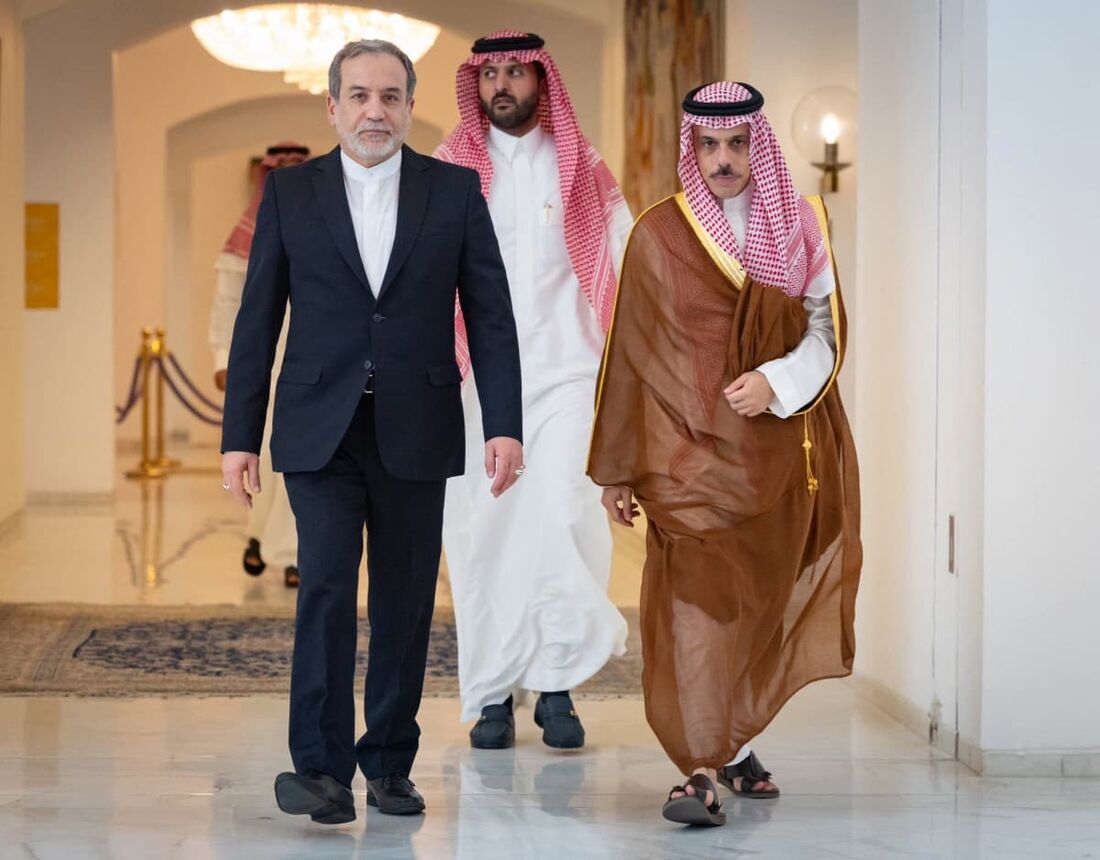 O Ministro das Relações Exteriores da Arábia Saudita, Príncipe Faisal bin Farhan (D), reunido com o Ministro das Relações Exteriores do Irã, Abbas Araghchi