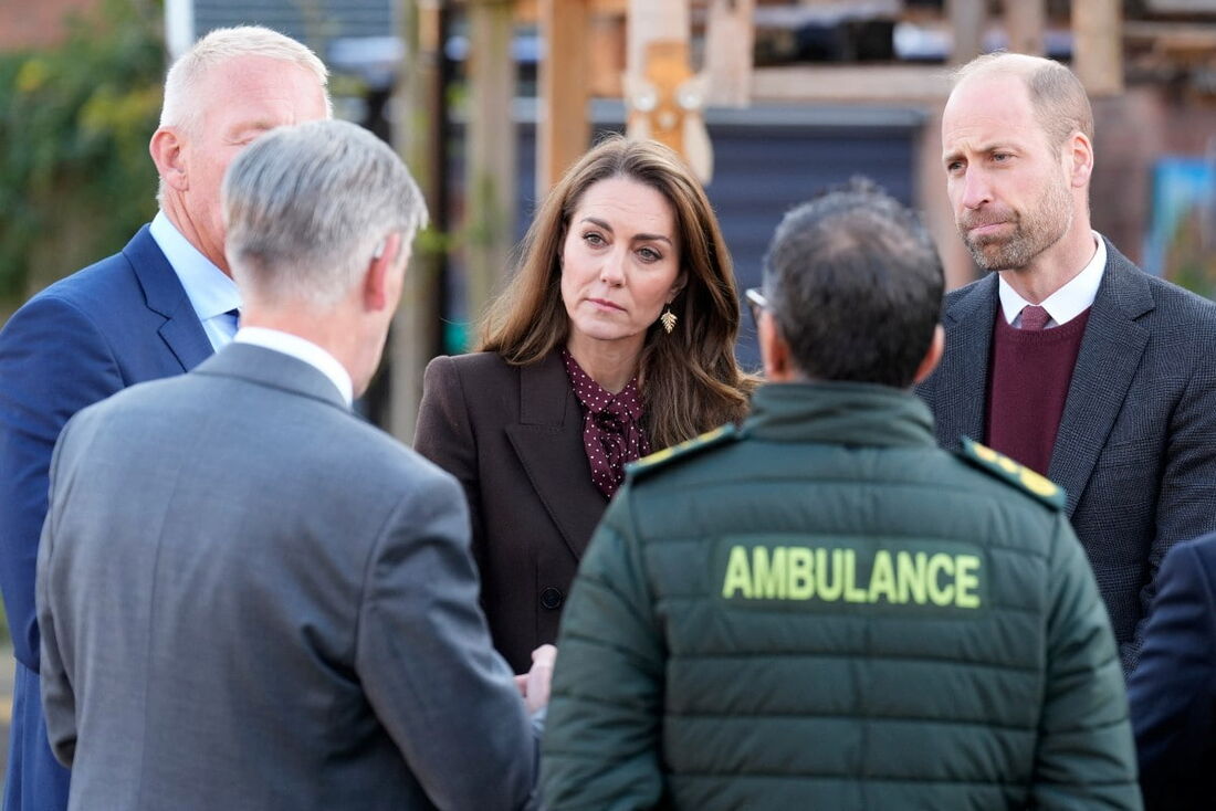 O príncipe britânico William, príncipe de Gales e a princesa britânica Catherine, princesa de Gales, falam com membros dos serviços de emergência durante uma visita ao Southport Community Centre