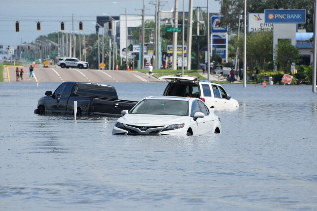 Veículos são inundados na água em ruas da seção Southeast Seminole Heights de Tampa devido ao furacão Milton em 10 de outubro de 2024 na Flórida