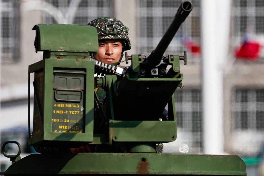 Um militar mantém vigilância durante patrulha do lado de fora do Aeroporto de Songshan em Taipei