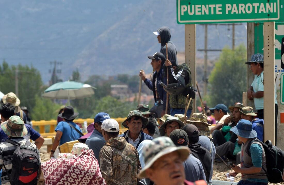 Apoiadores do ex-presidente boliviano Evo Morales bloqueiam uma estrada que vai de Santa Cruz a La Paz, em Parotani, Bolívia