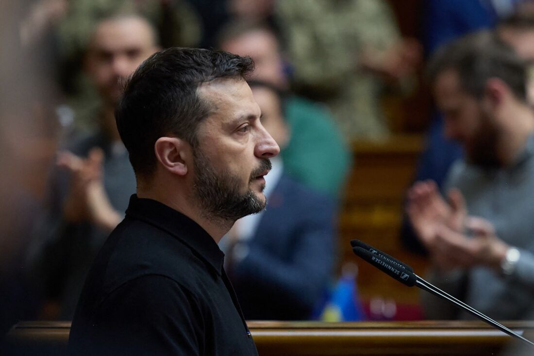 O presidente da Ucrânia, Volodymyr Zelensky, discursa para membros do parlamento ucraniano em Kiev, em meio à invasão russa da Ucrânia. 