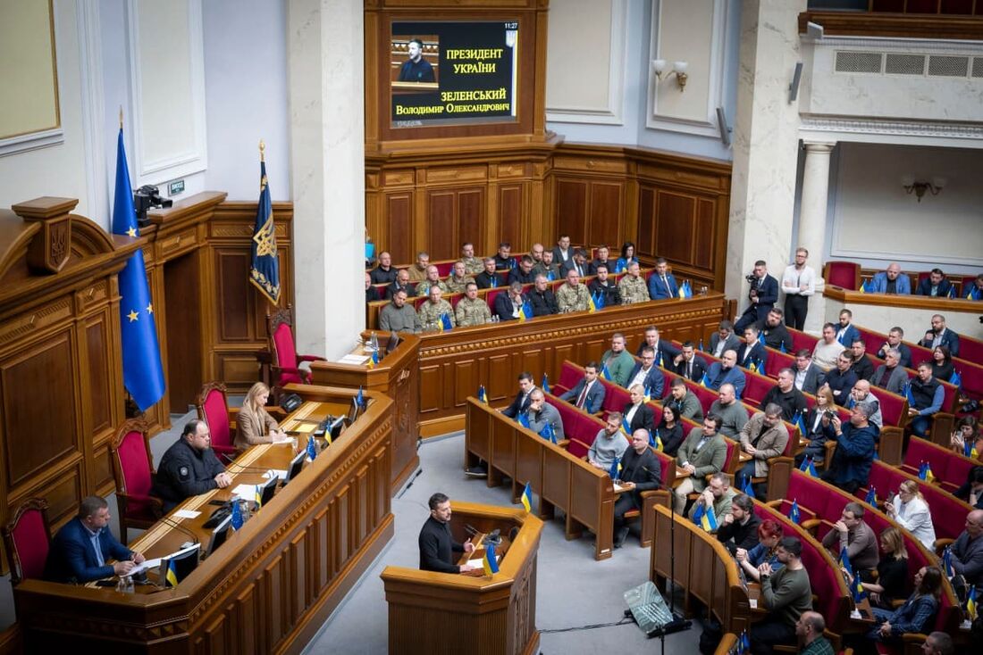 O presidente da Ucrânia, Volodymyr Zelensky, discursa para membros do parlamento ucraniano em Kiev, em meio à invasão russa da Ucrânia.