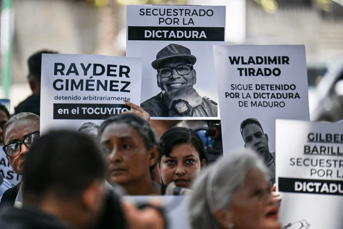 Familiares de pessoas presas durante os protestos relacionados à disputada eleição presidencial de 28 de julho e de outros presos protestam exigindo sua libertação 