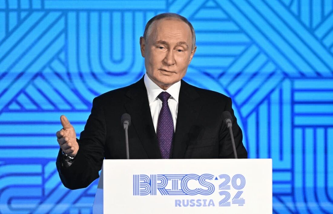 O presidente russo Vladimir Putin faz um discurso durante um fórum empresarial do BRICS em Moscou em 18 de outubro de 2024.