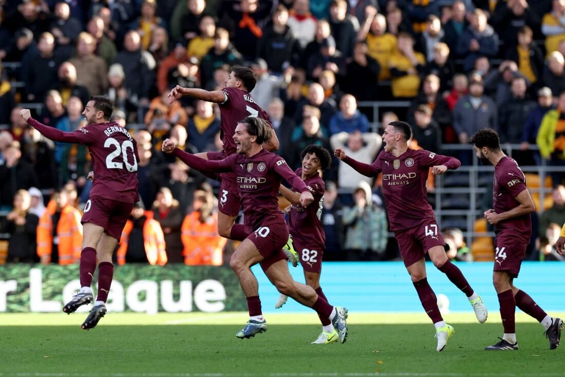 Jogadores do City celebram gol de Stones após confirmação do VAR