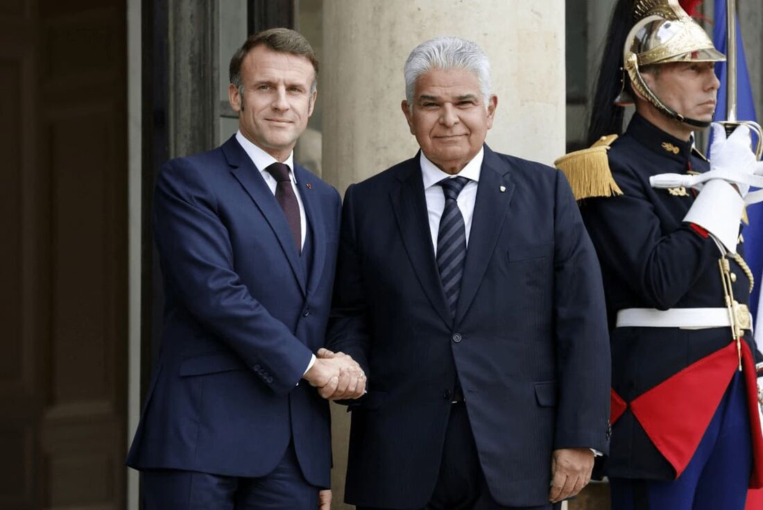 O presidente francês Emmanuel Macron recebe o presidente do Panamá, José Raul Mulino, antes de uma reunião no Palácio Presidencial do Eliseu, em Paris, em 21 de outubro de 2024. 