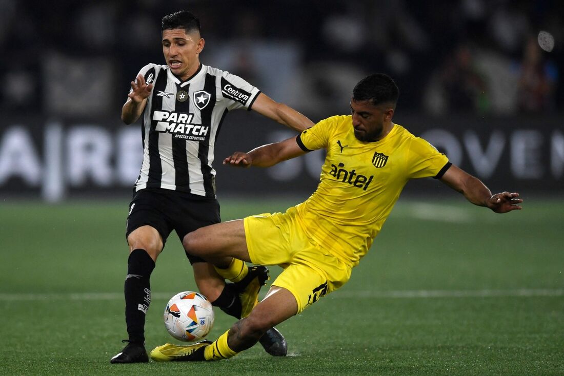 Botafogo e Peñarol pela partida de ida da semifinal da Libertadores