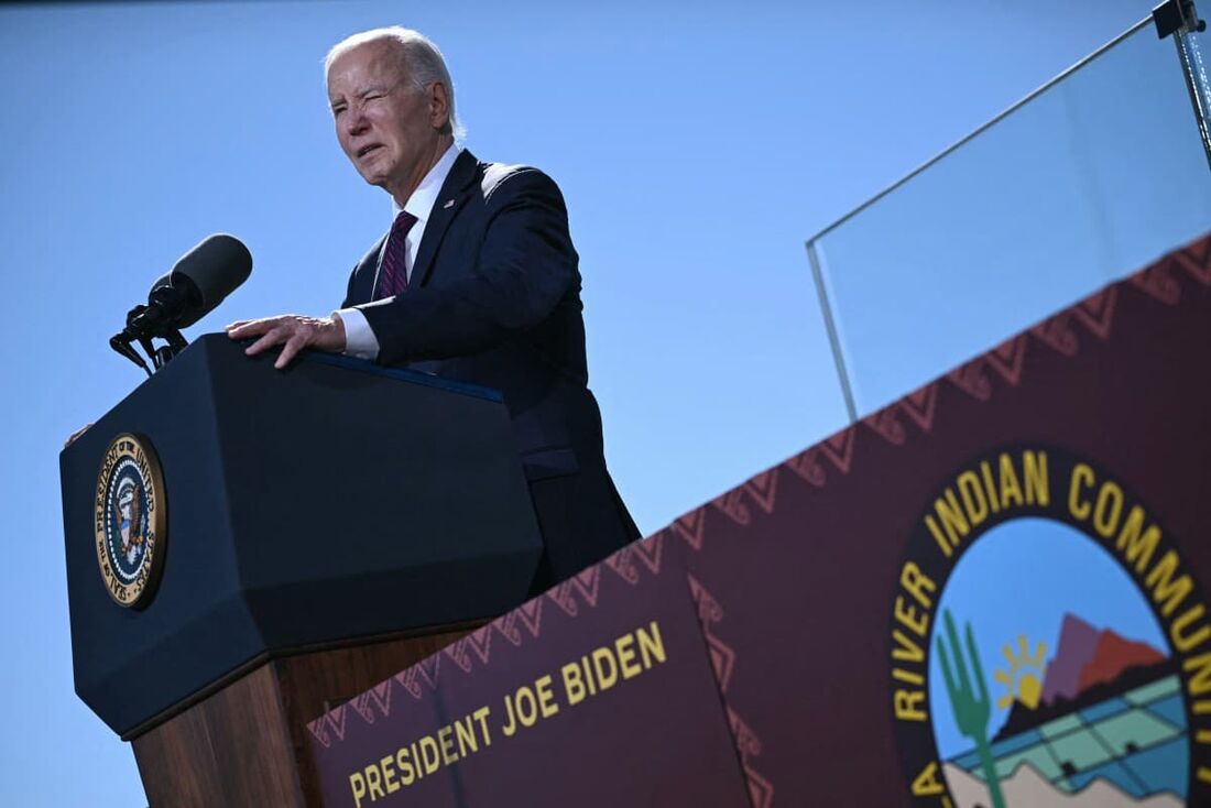 O presidente dos EUA, Joe Biden, discursa na Gila River Crossing School, na comunidade indígena Gila River