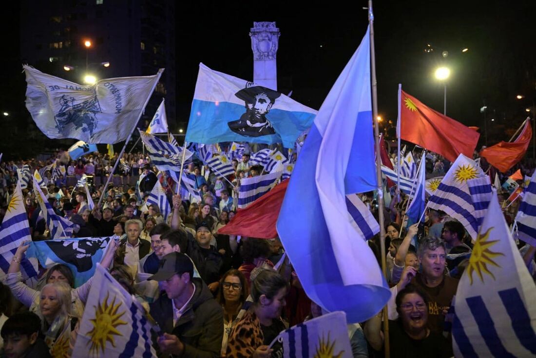  Apoiadores de partidos da Coalizão Republicana agitam bandeiras na Praça Varela, em Montevidéu