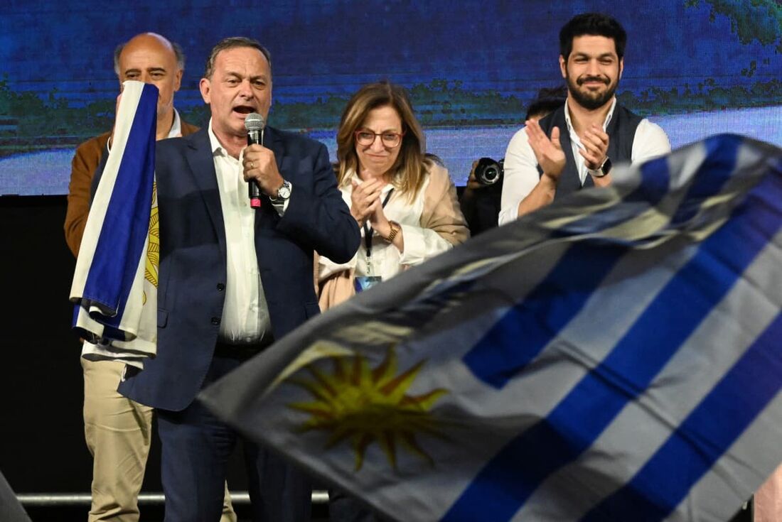 O candidato presidencial do Uruguai pelo Partido Nacional, Álvaro Delgado (E), fala com apoiadores durante uma celebração da coalizão de centro-direita no poder, a Coalizão Republicana