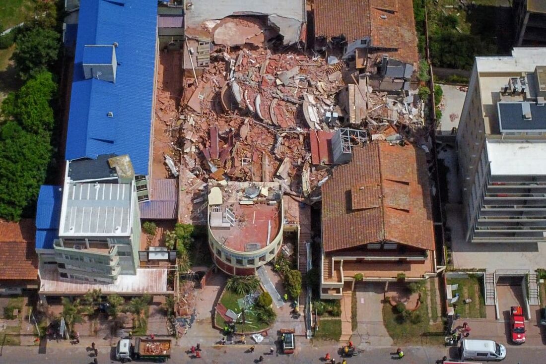 Vista aérea do Hotel Dubrovnik após seu colapso na cidade litorânea de Villa Gesell, província de Buenos Aires