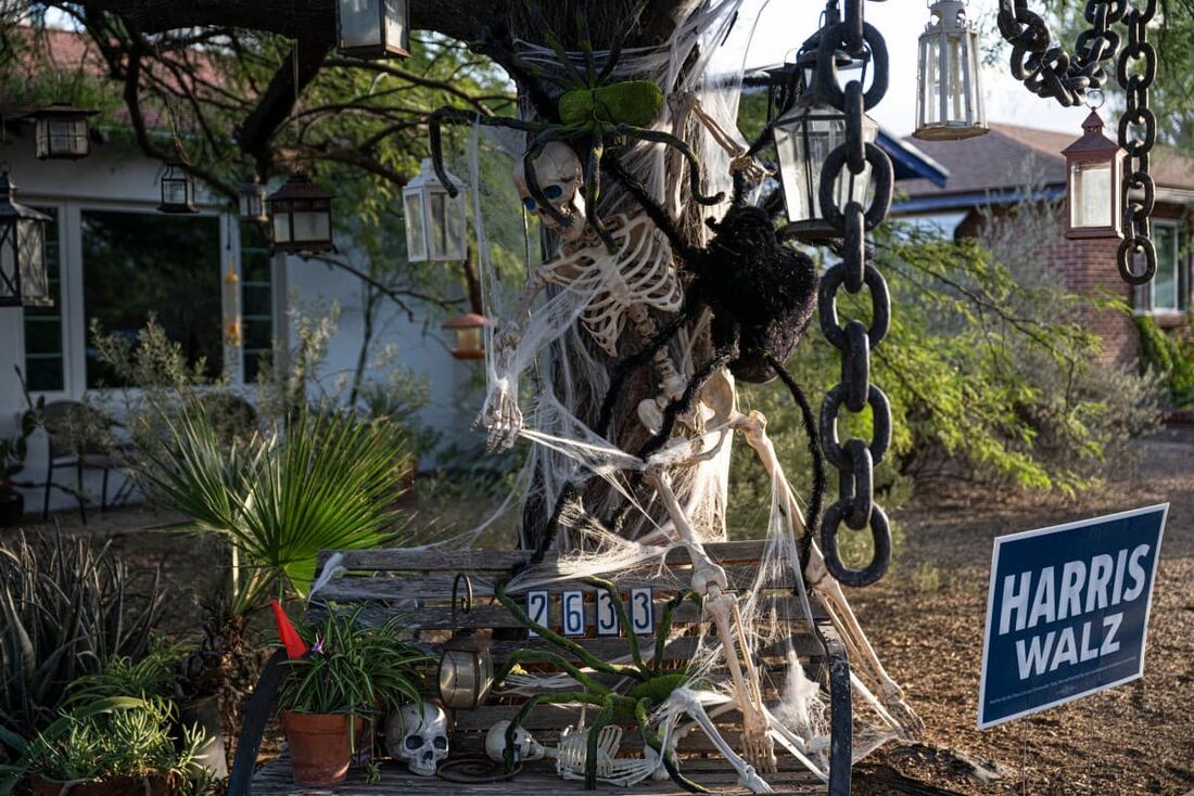 Esqueletos usados como decoração de Halloween são exibidos em frente a uma casa em Tucson, Arizona