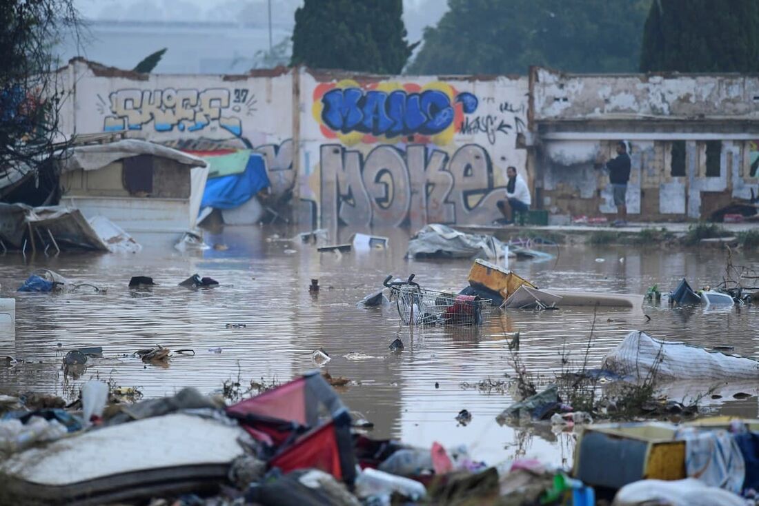 Uma área de favela inundada é fotografada em Picanya, perto de Valência, leste da Espanha, em 30 de outubro de 2024.