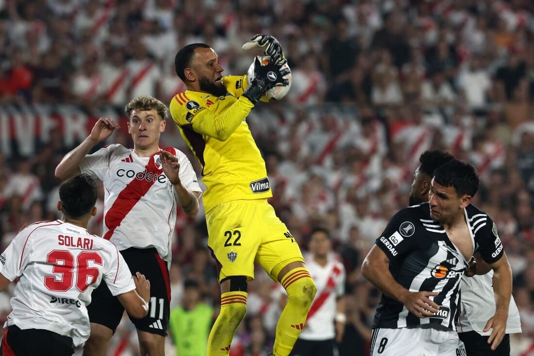 Everson teve boa participação para ajudar o Galo a se classificar diante do River Plate