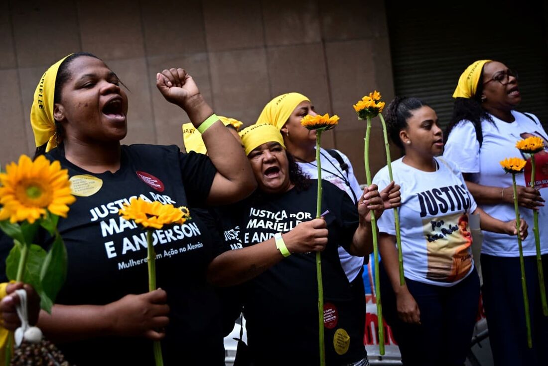 Pessoas participam de protesto em frente ao Tribunal de Justiça, onde os assassinos da vereadora Marielle Franco enfrentarão seu primeiro dia de julgamento em tribunal público