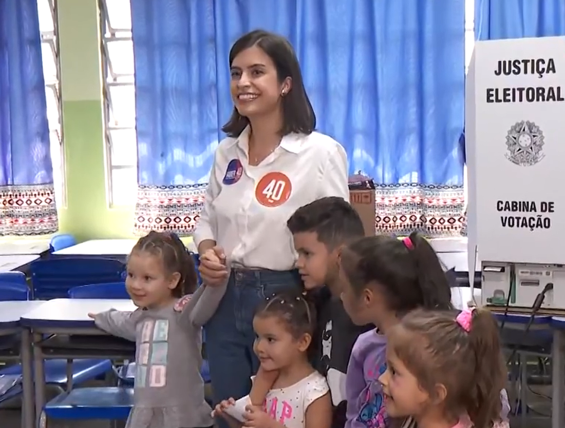 Tabata Amaral votou em uma escola na Vila Missionária, em São Paulo