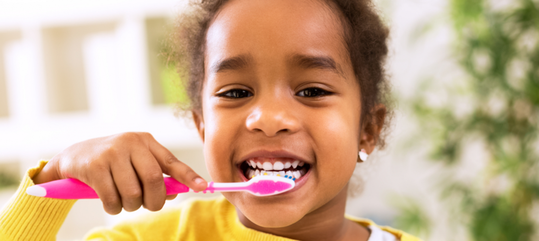 Criança escovando os dentes