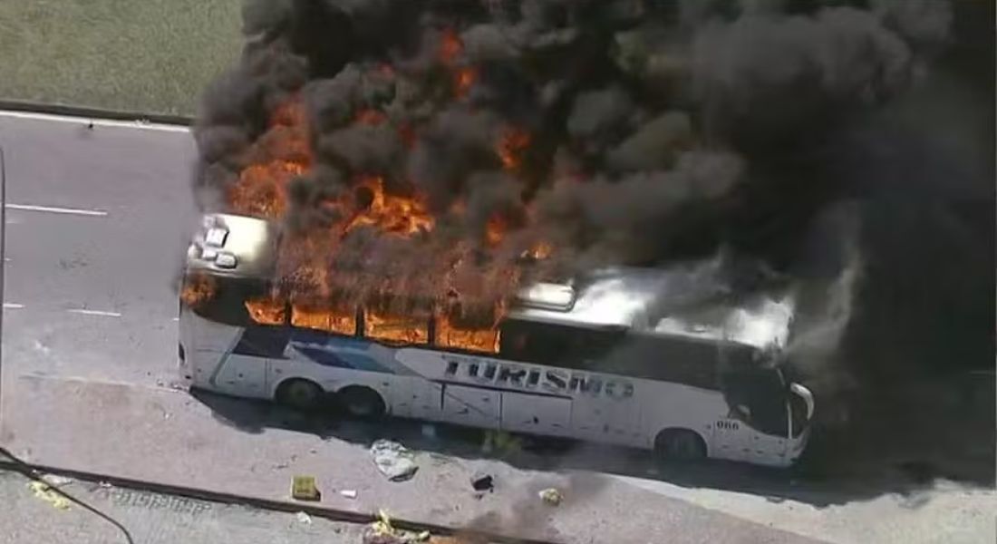 Ônibus incendiado no Rio em confusão com torcedores do Peñarol