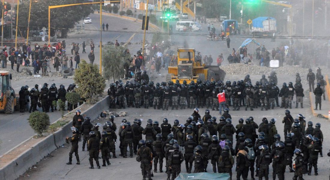 Confrontos entre civis e policiais em estradas da Bolívia deixam 14 feridos e 44 detidos