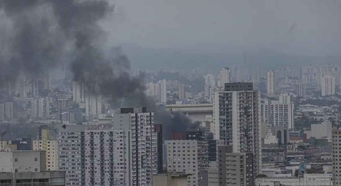 Prédio no Brás em São Paulo pega fogo e corre risco de desabar