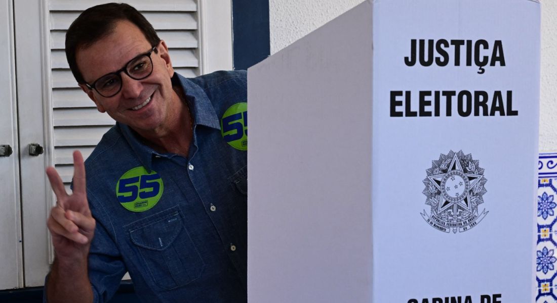 Eduardo Paes votando neste 6 de outubro, no Rio