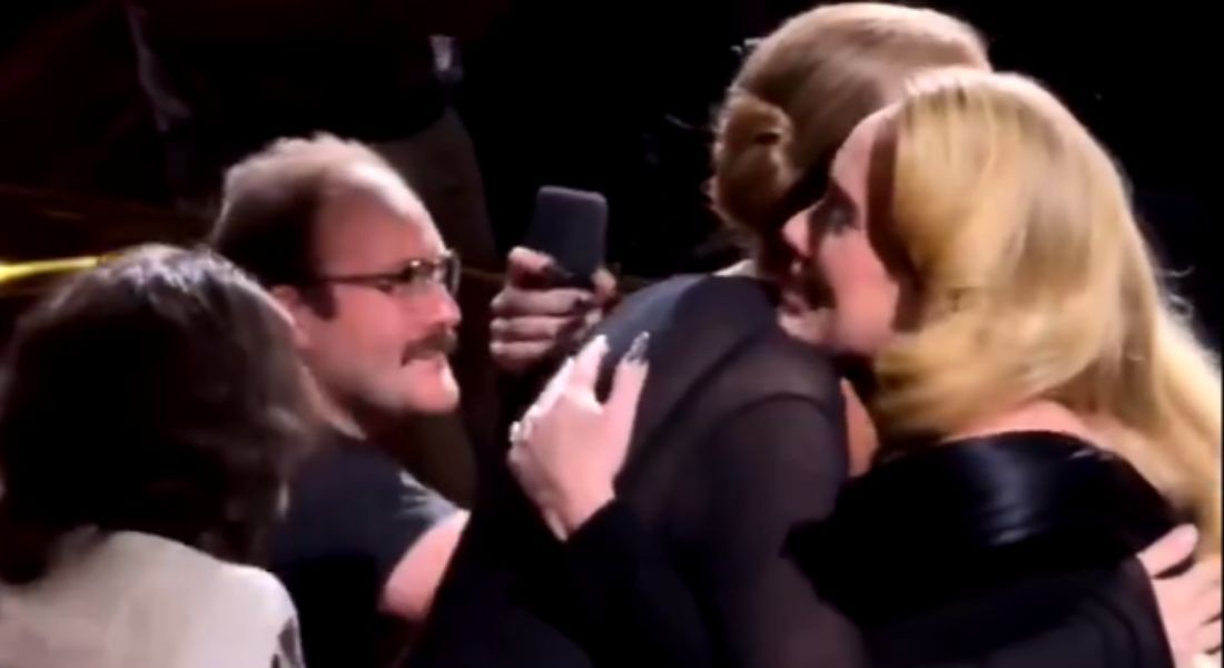 Adele se emociona com presença de Celine Dion no show dela