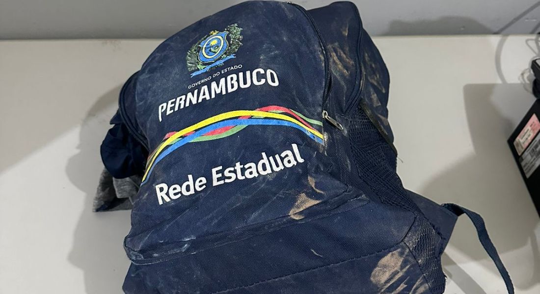 Policiais se depararam com um homem que portava uma mochila com brasão e nome do estado de Pernambuco