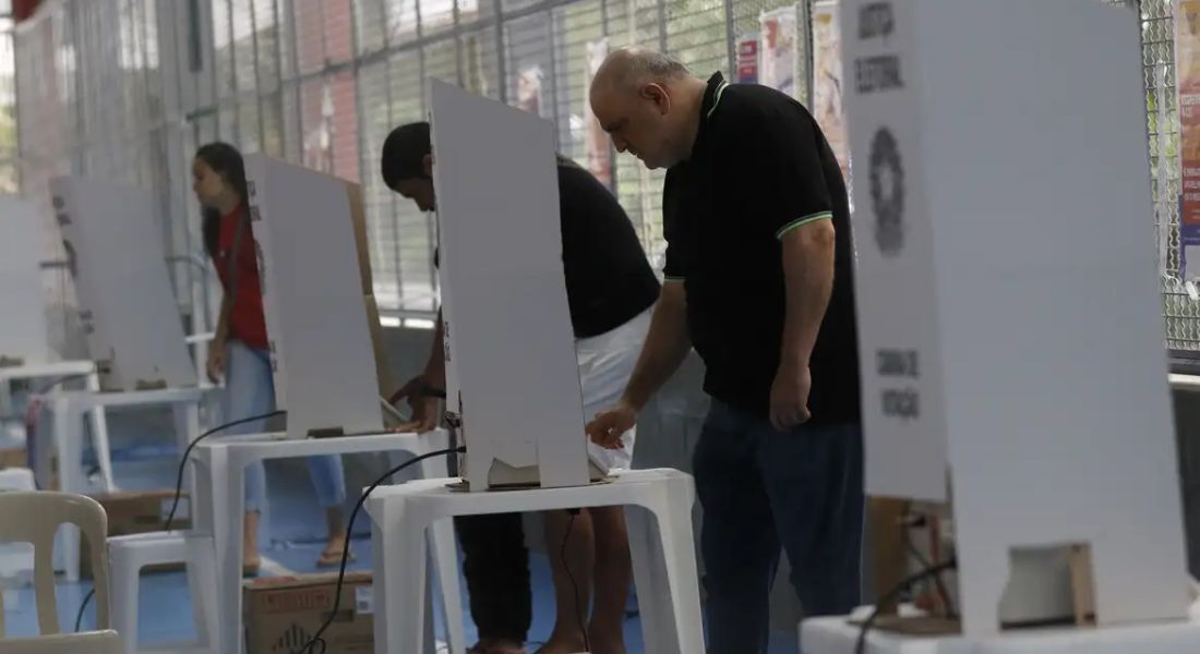 Eleitores votando