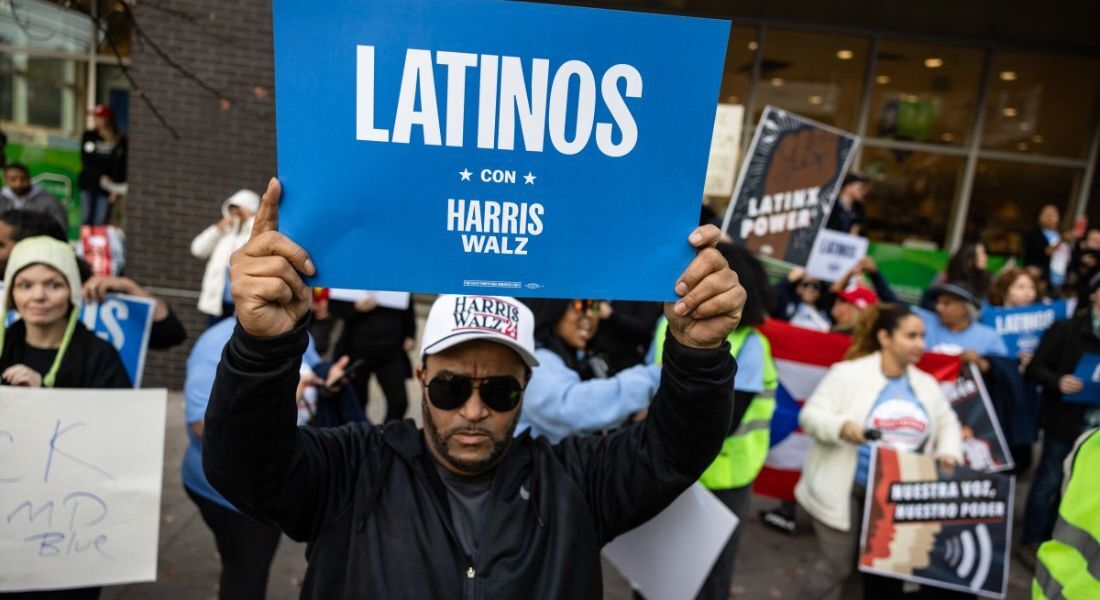 Latinos protestam contra Trump na Pensilvânia após comentários sobre Porto Rico