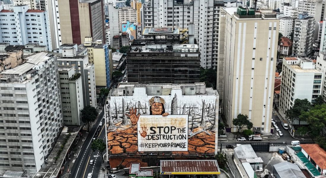 Mural gigante com cinzas da Amazônia leva luta ambiental ao centro financeiro do país