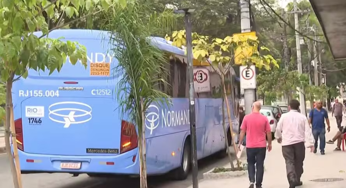 Criminosos invadem ônibus e assaltam ao menos 10 passageiros no Rio de Janeiro