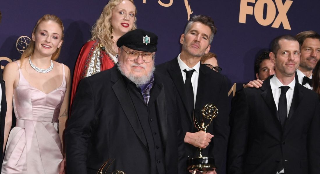 Autor George R.R. Martin com parte da equipe da série Game of Thrones durante entrega do Emmy, em 2019