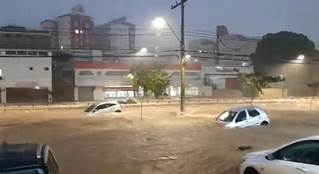 Temporal em Belo Horizonte arrasta carros