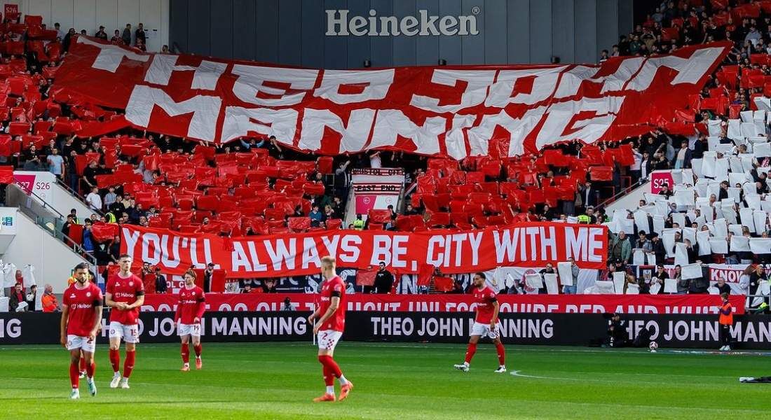 Torcida do Bristol City homenageia filho do técnico, que morreu ainda bebê